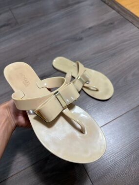 Michael Kors Jayden jelly sandals-Beige Patent Bow Thong Sandals- perfect Y2K